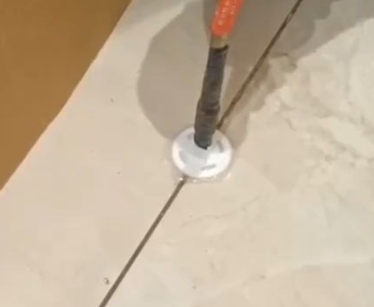定远瓷砖空鼓维修公司专业解答瓷砖在铺贴过程中，如果没有涂抹均匀到位的粘结材料（如水泥砂浆或瓷砖胶），可能会导致以下问题