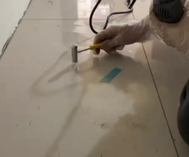 定远瓷砖开裂维修公司专业分享瓷砖在铺贴前如果没有沥干水分，将会导致以下问题